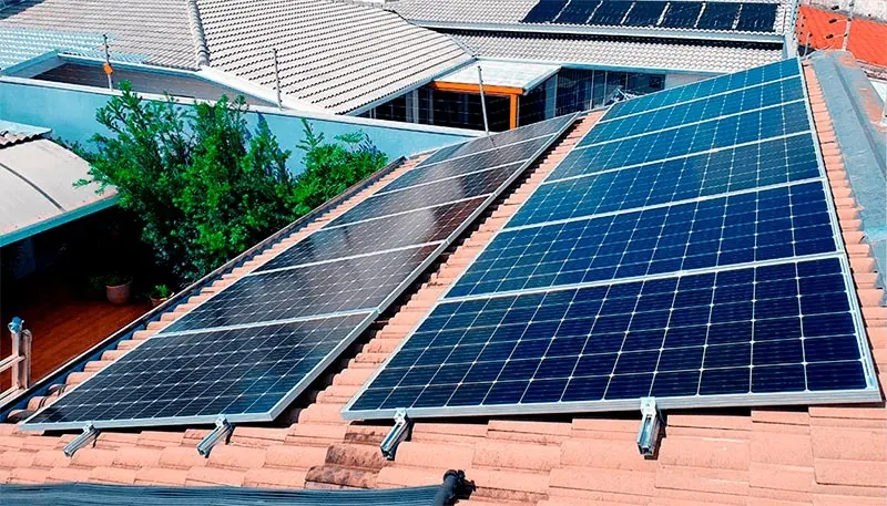 Painéis solares em residência instalados pela EMS